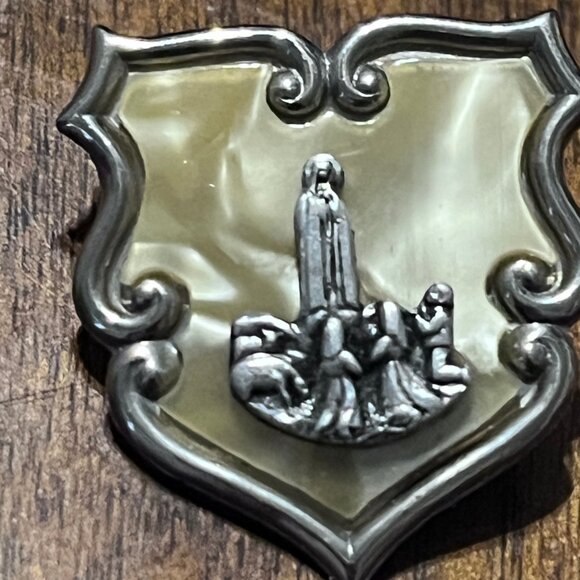 Rare VTG Religious Our Lady of Fatima & 3 Shepherd Children Pin Brooch - Picture 6 of 6